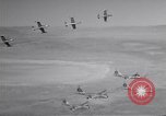 Standbild vier F-84 thunderjets Escort 4 B-50 Bomber Arizona USA, 1951, aus Sekunde 31 historischem Filmmaterial Videoclip 65675032406