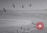 Standbild vier F-84 thunderjets Escort 4 B-50 Bomber Arizona USA, 1951, aus Sekunde 32 historischem Filmmaterial Videoclip 65675032406