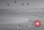 Standbild vier F-84 thunderjets Escort 4 B-50 Bomber Arizona USA, 1951, aus Sekunde 33 historischem Filmmaterial Videoclip 65675032406
