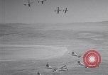 Standbild vier F-84 thunderjets Escort 4 B-50 Bomber Arizona USA, 1951, aus Sekunde 34 historischem Filmmaterial Videoclip 65675032406