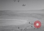 Standbild vier F-84 thunderjets Escort 4 B-50 Bomber Arizona USA, 1951, aus Sekunde 35 historischem Filmmaterial Videoclip 65675032406