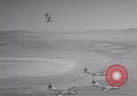 Standbild vier F-84 thunderjets Escort 4 B-50 Bomber Arizona USA, 1951, aus Sekunde 38 historischem Filmmaterial Videoclip 65675032406