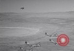 Standbild vier F-84 thunderjets Escort 4 B-50 Bomber Arizona USA, 1951, aus Sekunde 39 historischem Filmmaterial Videoclip 65675032406
