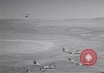 Standbild vier F-84 thunderjets Escort 4 B-50 Bomber Arizona USA, 1951, aus Sekunde 40 historischem Filmmaterial Videoclip 65675032406