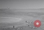 Standbild vier F-84 thunderjets Escort 4 B-50 Bomber Arizona USA, 1951, aus Sekunde 41 historischem Filmmaterial Videoclip 65675032406