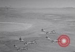Standbild vier F-84 thunderjets Escort 4 B-50 Bomber Arizona USA, 1951, aus Sekunde 43 historischem Filmmaterial Videoclip 65675032406