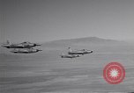 Standbild vier F-84 thunderjets Escort 4 B-50 Bomber Arizona USA, 1951, aus Sekunde 58 historischem Filmmaterial Videoclip 65675032406