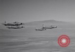 Standbild vier F-84 thunderjets Escort 4 B-50 Bomber Arizona USA, 1951, aus Sekunde 59 historischem Filmmaterial Videoclip 65675032406