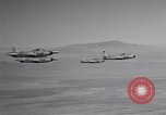 Standbild vier F-84 thunderjets Escort 4 B-50 Bomber Arizona USA, 1951, aus Sekunde 60 historischem Filmmaterial Videoclip 65675032406
