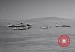 Standbild vier F-84 thunderjets Escort 4 B-50 Bomber Arizona USA, 1951, aus Sekunde 62 historischem Filmmaterial Videoclip 65675032406