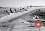Standbild Convair B-36 und Fliegern Fort Worth Texas USA, 1951, aus Sekunde 4 historischem Filmmaterial Videoclip 65675032412
