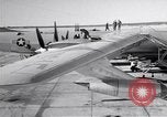 Standbild Convair B-36 und Fliegern Fort Worth Texas USA, 1951, aus Sekunde 5 historischem Filmmaterial Videoclip 65675032412