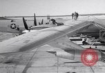 Standbild Convair B-36 und Fliegern Fort Worth Texas USA, 1951, aus Sekunde 13 historischem Filmmaterial Videoclip 65675032412