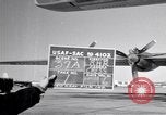 Standbild Convair B-36 und Fliegern Fort Worth Texas USA, 1951, aus Sekunde 14 historischem Filmmaterial Videoclip 65675032412