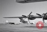 Standbild Convair B-36 und Fliegern Fort Worth Texas USA, 1951, aus Sekunde 15 historischem Filmmaterial Videoclip 65675032412