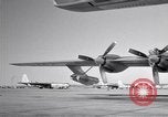 Standbild Convair B-36 und Fliegern Fort Worth Texas USA, 1951, aus Sekunde 16 historischem Filmmaterial Videoclip 65675032412