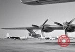 Standbild Convair B-36 und Fliegern Fort Worth Texas USA, 1951, aus Sekunde 18 historischem Filmmaterial Videoclip 65675032412