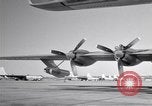 Standbild Convair B-36 und Fliegern Fort Worth Texas USA, 1951, aus Sekunde 19 historischem Filmmaterial Videoclip 65675032412