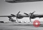 Standbild Convair B-36 und Fliegern Fort Worth Texas USA, 1951, aus Sekunde 20 historischem Filmmaterial Videoclip 65675032412