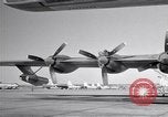 Standbild Convair B-36 und Fliegern Fort Worth Texas USA, 1951, aus Sekunde 21 historischem Filmmaterial Videoclip 65675032412
