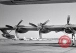 Standbild Convair B-36 und Fliegern Fort Worth Texas USA, 1951, aus Sekunde 22 historischem Filmmaterial Videoclip 65675032412