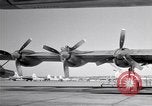 Standbild Convair B-36 und Fliegern Fort Worth Texas USA, 1951, aus Sekunde 23 historischem Filmmaterial Videoclip 65675032412