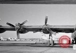 Standbild Convair B-36 und Fliegern Fort Worth Texas USA, 1951, aus Sekunde 25 historischem Filmmaterial Videoclip 65675032412