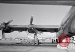 Standbild Convair B-36 und Fliegern Fort Worth Texas USA, 1951, aus Sekunde 27 historischem Filmmaterial Videoclip 65675032412