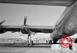 Standbild Convair B-36 und Fliegern Fort Worth Texas USA, 1951, aus Sekunde 28 historischem Filmmaterial Videoclip 65675032412