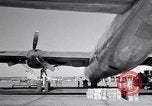 Standbild Convair B-36 und Fliegern Fort Worth Texas USA, 1951, aus Sekunde 29 historischem Filmmaterial Videoclip 65675032412