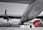 Standbild Convair B-36 und Fliegern Fort Worth Texas USA, 1951, aus Sekunde 30 historischem Filmmaterial Videoclip 65675032412