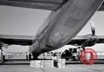 Standbild Convair B-36 und Fliegern Fort Worth Texas USA, 1951, aus Sekunde 32 historischem Filmmaterial Videoclip 65675032412