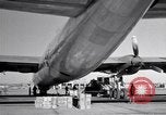 Standbild Convair B-36 und Fliegern Fort Worth Texas USA, 1951, aus Sekunde 33 historischem Filmmaterial Videoclip 65675032412
