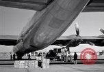Standbild Convair B-36 und Fliegern Fort Worth Texas USA, 1951, aus Sekunde 34 historischem Filmmaterial Videoclip 65675032412