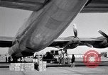 Standbild Convair B-36 und Fliegern Fort Worth Texas USA, 1951, aus Sekunde 35 historischem Filmmaterial Videoclip 65675032412