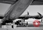 Standbild Convair B-36 und Fliegern Fort Worth Texas USA, 1951, aus Sekunde 36 historischem Filmmaterial Videoclip 65675032412