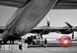 Standbild Convair B-36 und Fliegern Fort Worth Texas USA, 1951, aus Sekunde 45 historischem Filmmaterial Videoclip 65675032412