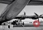 Standbild Convair B-36 und Fliegern Fort Worth Texas USA, 1951, aus Sekunde 47 historischem Filmmaterial Videoclip 65675032412