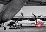Standbild Convair B-36 und Fliegern Fort Worth Texas USA, 1951, aus Sekunde 48 historischem Filmmaterial Videoclip 65675032412