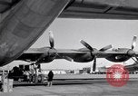 Standbild Convair B-36 und Fliegern Fort Worth Texas USA, 1951, aus Sekunde 49 historischem Filmmaterial Videoclip 65675032412