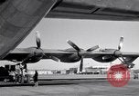 Standbild Convair B-36 und Fliegern Fort Worth Texas USA, 1951, aus Sekunde 50 historischem Filmmaterial Videoclip 65675032412