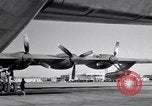 Standbild Convair B-36 und Fliegern Fort Worth Texas USA, 1951, aus Sekunde 51 historischem Filmmaterial Videoclip 65675032412