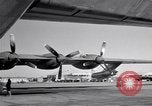 Standbild Convair B-36 und Fliegern Fort Worth Texas USA, 1951, aus Sekunde 52 historischem Filmmaterial Videoclip 65675032412
