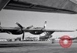 Standbild Convair B-36 und Fliegern Fort Worth Texas USA, 1951, aus Sekunde 53 historischem Filmmaterial Videoclip 65675032412