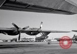 Standbild Convair B-36 und Fliegern Fort Worth Texas USA, 1951, aus Sekunde 55 historischem Filmmaterial Videoclip 65675032412