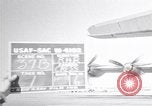 Standbild Convair B-36 und Fliegern Fort Worth Texas USA, 1951, aus Sekunde 56 historischem Filmmaterial Videoclip 65675032412