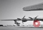 Standbild Convair B-36 und Fliegern Fort Worth Texas USA, 1951, aus Sekunde 60 historischem Filmmaterial Videoclip 65675032412