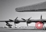 Standbild Convair B-36 und Fliegern Fort Worth Texas USA, 1951, aus Sekunde 62 historischem Filmmaterial Videoclip 65675032412