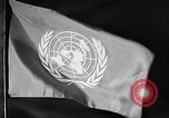 Standbild Flagge der Vereinten Nationen United States USA, 1951, aus Sekunde 26 historischem Filmmaterial Videoclip 65675032413
