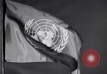 Standbild Flagge der Vereinten Nationen United States USA, 1951, aus Sekunde 41 historischem Filmmaterial Videoclip 65675032413